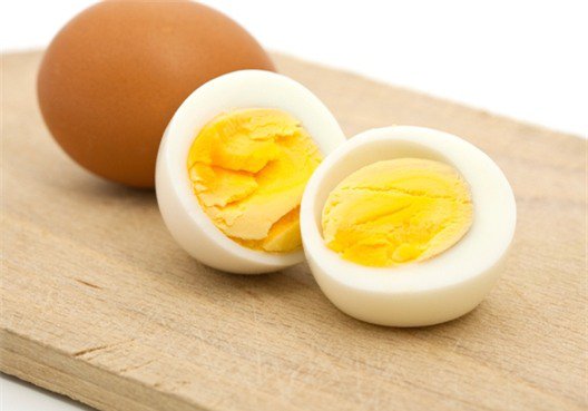 Trứng luộc và xúc xích cho bữa sáng phụ