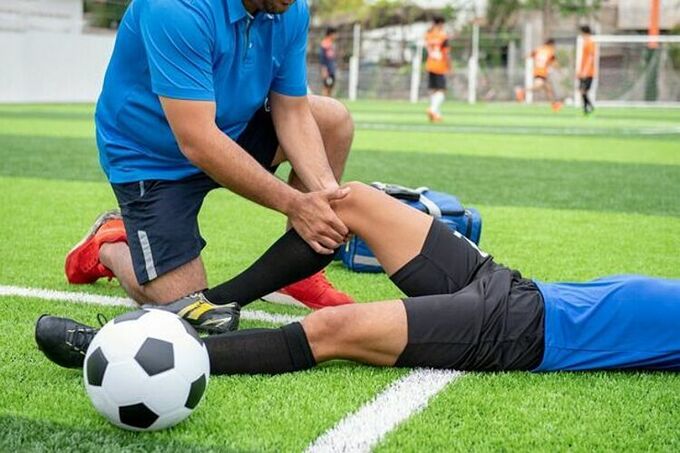 Cách phòng ngừa, điều trị chấn thương khi chơi bóng đá chuẩn bác sĩ 