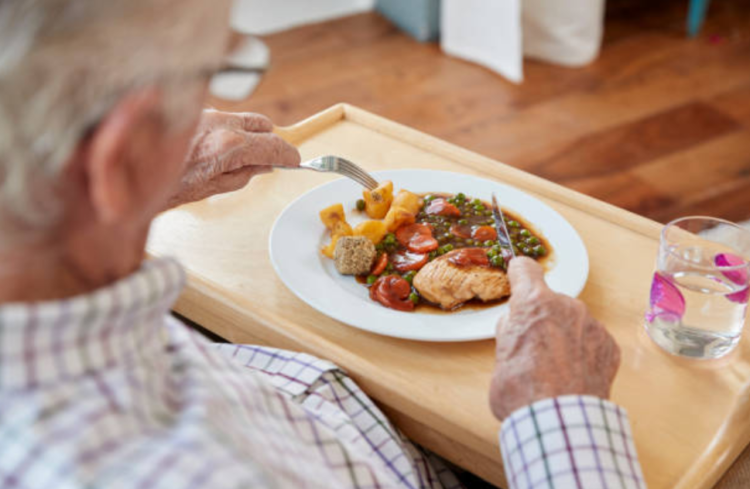 Chăm sóc dinh dưỡng bổ sung sức khỏe người lớn tuổi