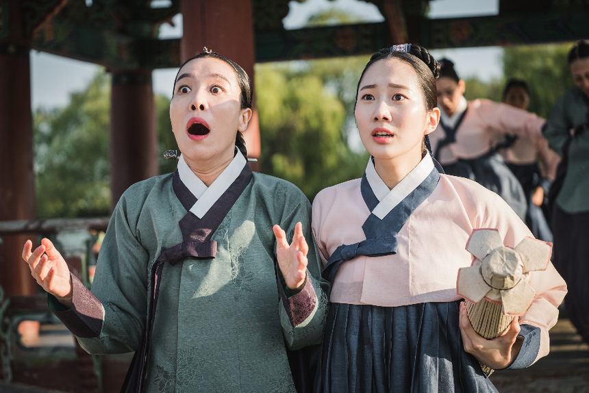 Cùng với hoàng hậu, nữ quan Choi và cung nữ Hong tạo nên bộ 3 hài hước.Rating hai chữ số