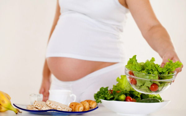 Cần cung cấp chế độ dinh dưỡng đầy đủ dưỡng chất giúp mẹ và bé khỏe mạnh