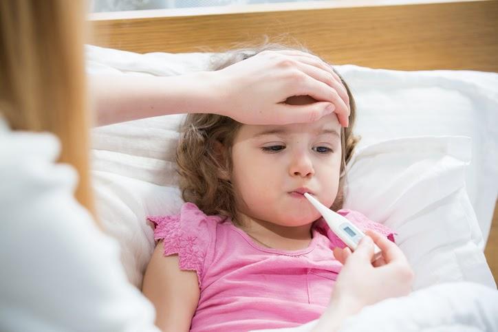 Sốt, ho, sổ mũi là các triệu chứng điển hình khi trẻ mắc bệnh đường hô hấp (ảnh minh họa)