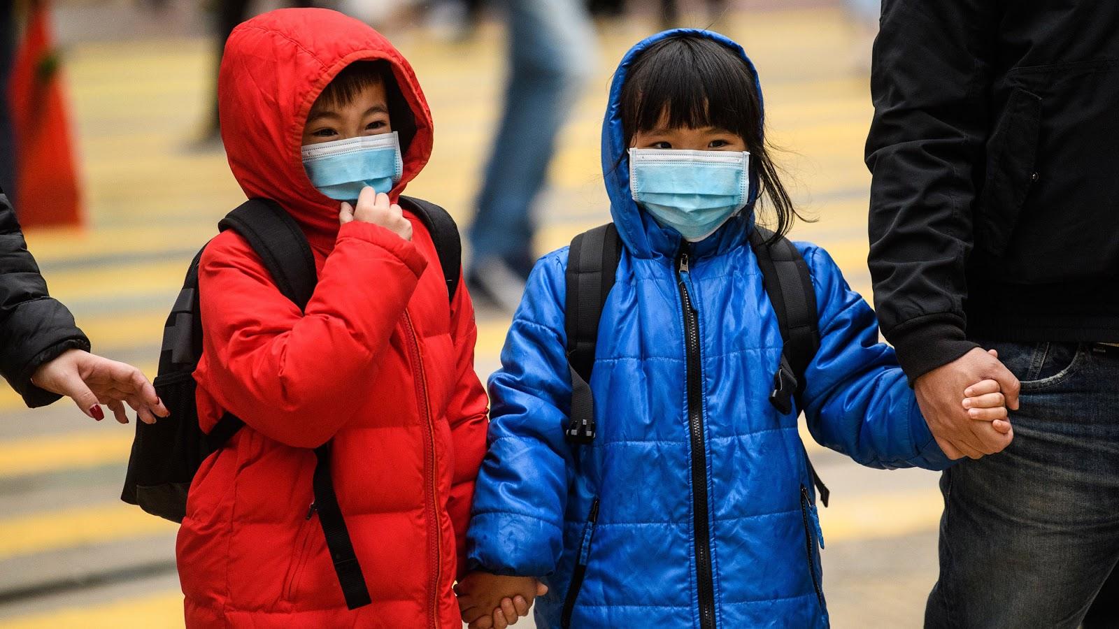Vào mùa lạnh, cần mặc ấm và che kín tai - mũi - họng cho trẻ khi ra ngoài để tránh vi khuẩn, virus xâm nhập (ảnh minh họa)