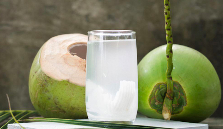 Nước dừa là thức uống giải nhiệt cực kì tốt cho ngày hè