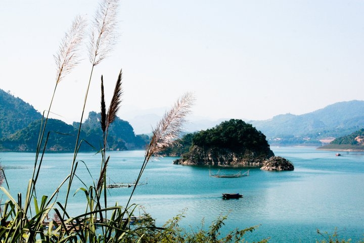 Thung Nai là một điểm đến tuyệt vời, nó được ví như "Vịnh Hạ Long trên cạn"