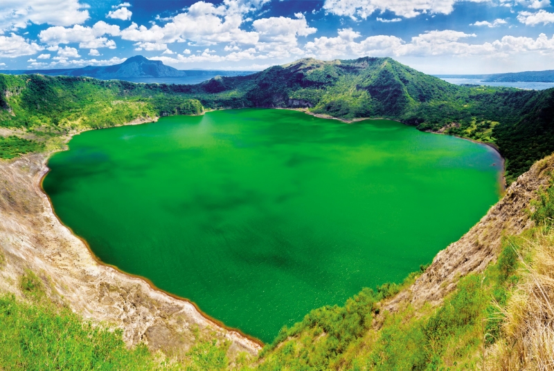 Vẻ đẹp quyến rũ của hồ trên núi lửa Taal
