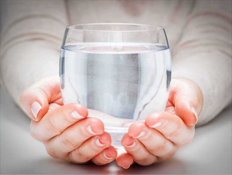 Uống nhiều nước để làm pha loãng nồng độ acid uric trong máu