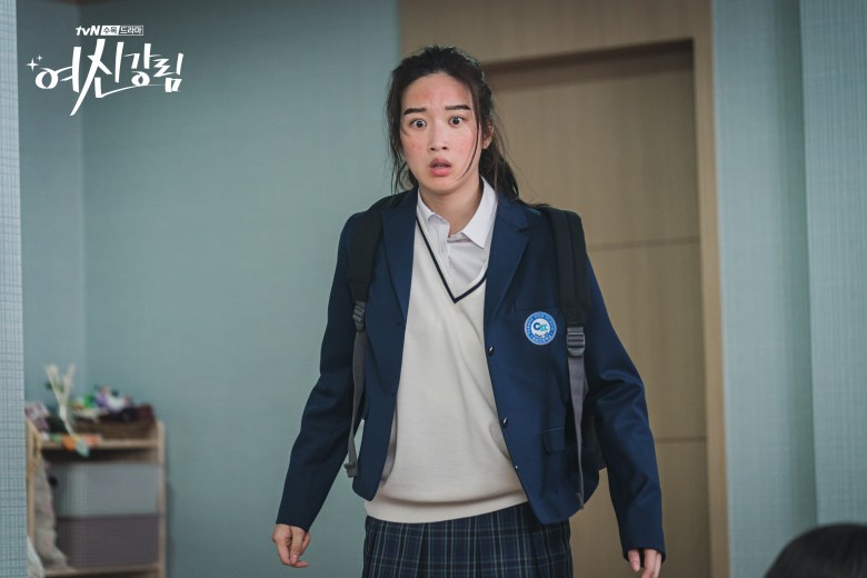 Ju Kyung có gương mặt xấu xí khiến cô trở thành nạn nhân của bạo lực học đường