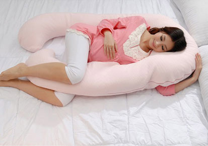 Gối ôm dành riêng cho mẹ bầu giúp làm điểm tựa cho lưng tạo cảm giác thoải mái khi ngủ